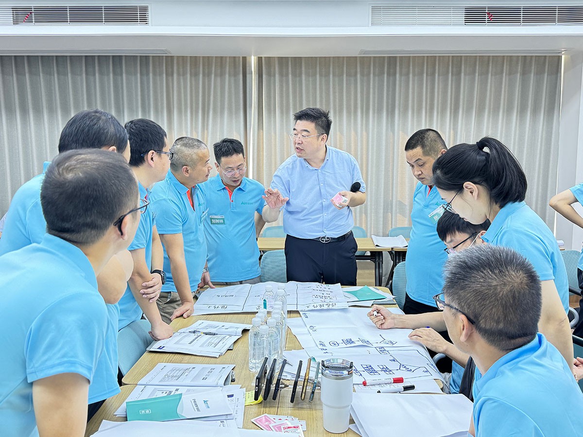 f2271ba8c40de14246df239818a00dbc_w1200 丁云峰教员携带学员们进行实战演习